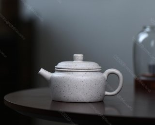 碧螺壺中香撲面，綠茶盞內味如春。